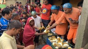 সিলেটে বন্যার্তদের পাশে ইসকন সিলেট